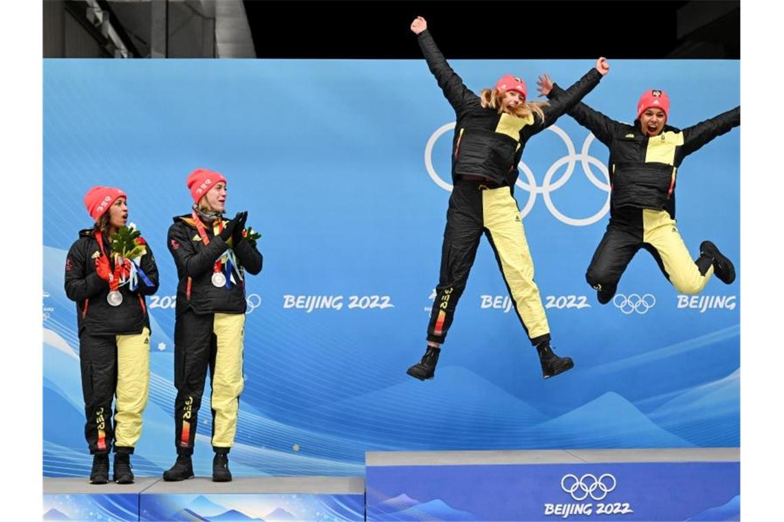 Ziemlich beste Freundinnen: Nolte und Levi rasen zu Bob-Gold Laura Nolte (2.v.r.) und Deborah Levi (r) springen aufs Podium, Mariama Jamanka (l) und Alexandra Burghardt (2.v.l.) schauen dabei zu. Foto: Robert Michael/dpa-Zentralbild/dpa