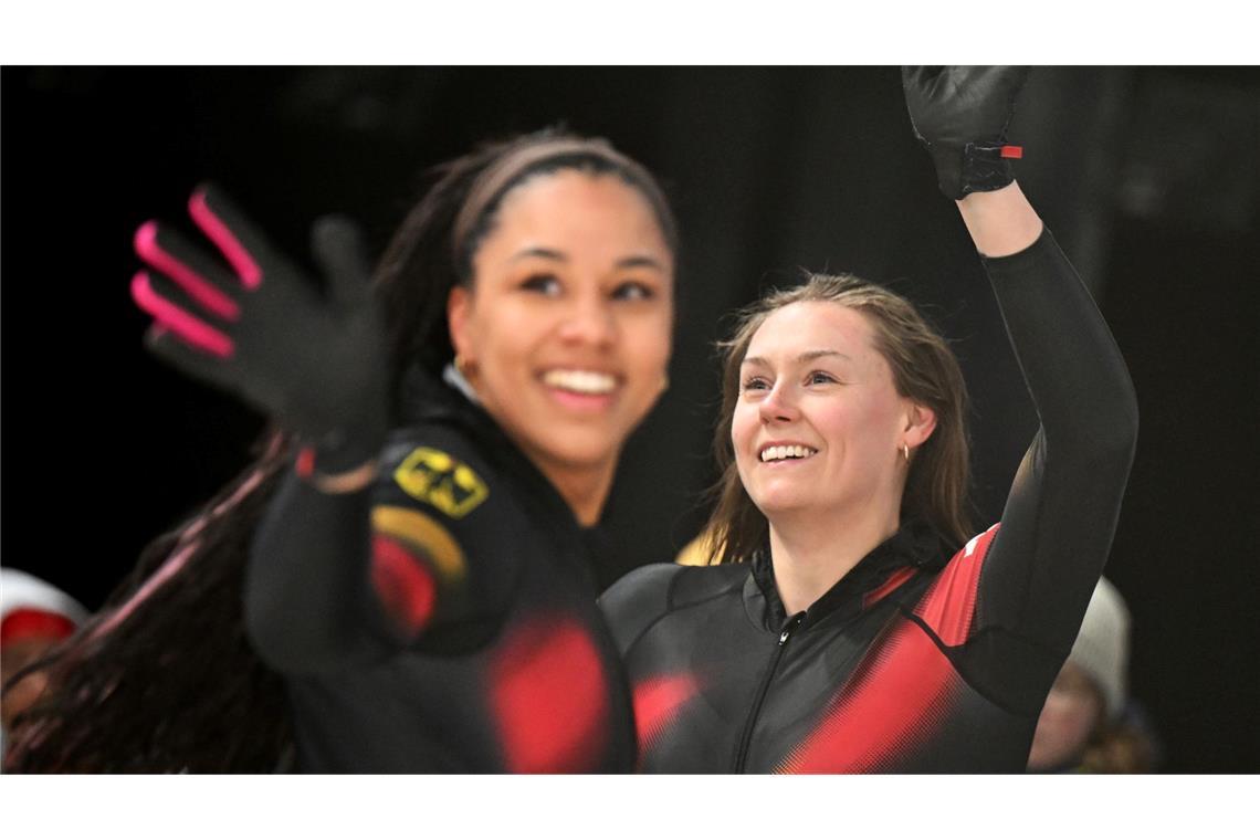 Laura Nolte (Pilotin, r) und Anschieberin Deborah Levi reagieren im Ziel beim Zweierbob-Wettkampf bei den Olympischen Winterspielen Mailand Cortina 2026.