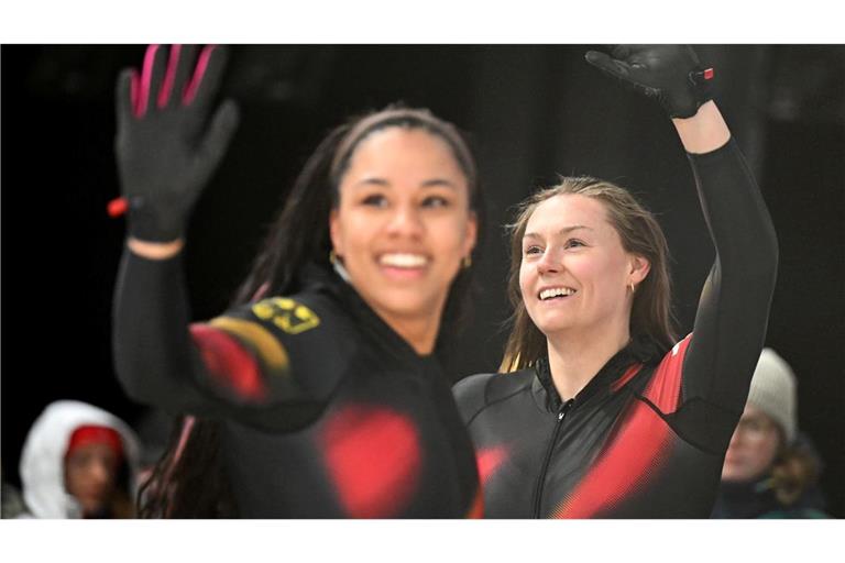 Laura Nolte (Pilotin, r) und Anschieberin Deborah Levi stehen vor ihrem zweiten Olympiasieg im Zweierbob.