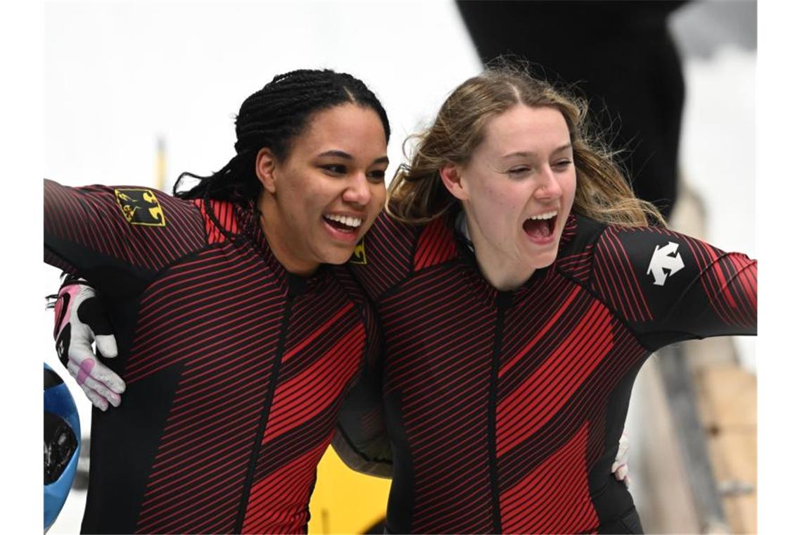 Ziemlich beste Freundinnen: Nolte und Levi rasen zu Bob-Gold Laura Nolte (r) und Deborah Levi feiern nach dem letzten Durchgang den Olympiasieg im Zweierbob. Foto: Robert Michael/dpa-Zentralbild/dpa
