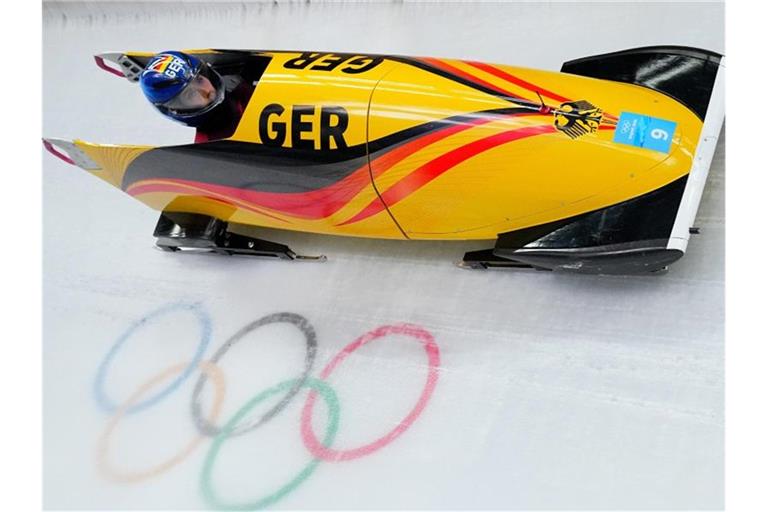Laura Nolte rast im Monobob durch den olympischen Eiskanal. Foto: Michael Kappeler/dpa