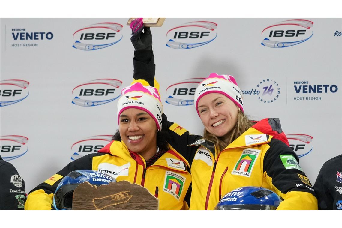 Laura Nolte und Deborah Levi jubeln auf dem Podium nach Zweierbob-Sieg in Cortina