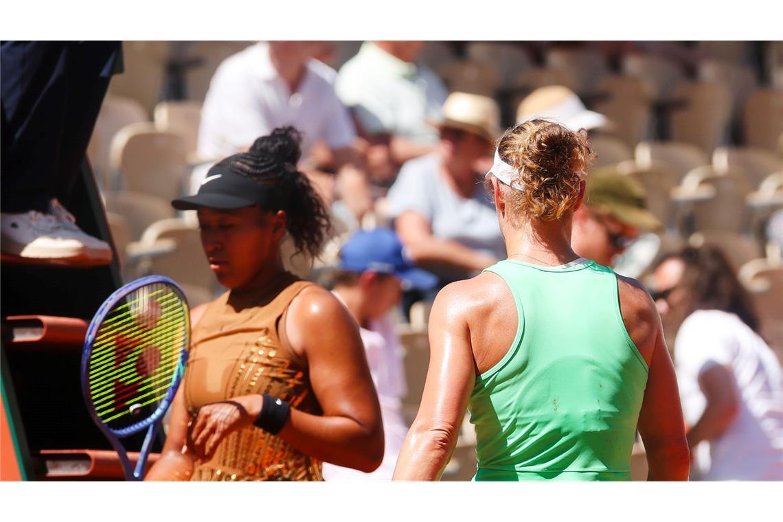 Laura Siegemund (hinten) und Naomi Osaka während des Matches bei einem Seitenwechsel