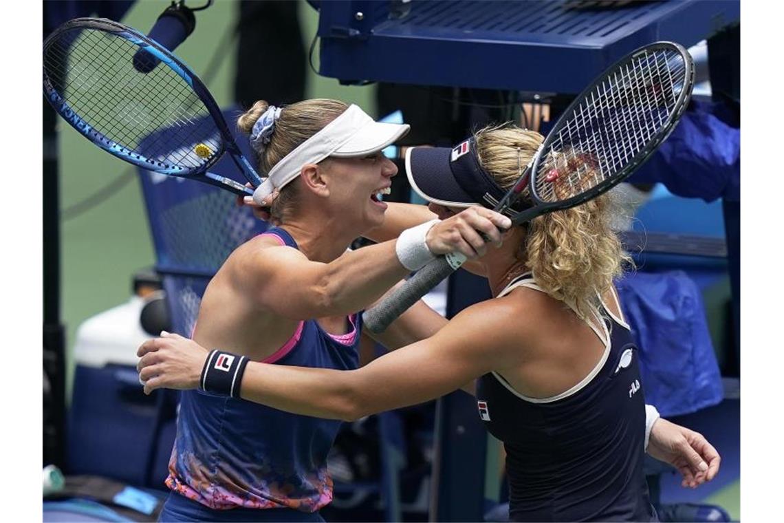 Laura Siegemund (r) feiert den Erfolg mit Vera Swonarewa. Foto: Frank Franklin Ii/AP/dpa