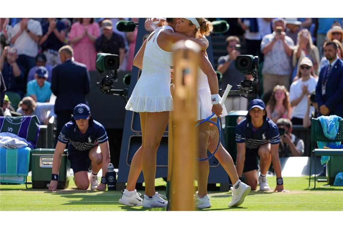 Laura Siegemund (r) gratuliert Aryna Sabalenka.