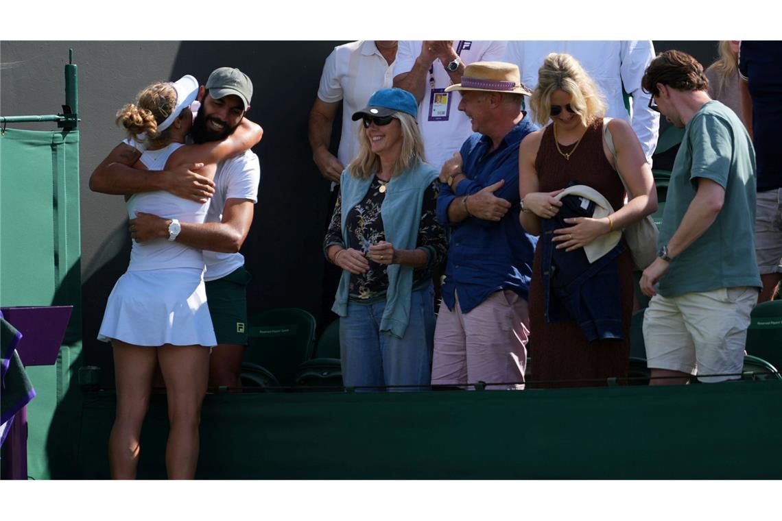 "Routinetier" mit Seltsamkeiten: Siegemunds Tennis-Märchen Laura Siegemund umarmt ihren Freund und Trainer Antonio Zucca.