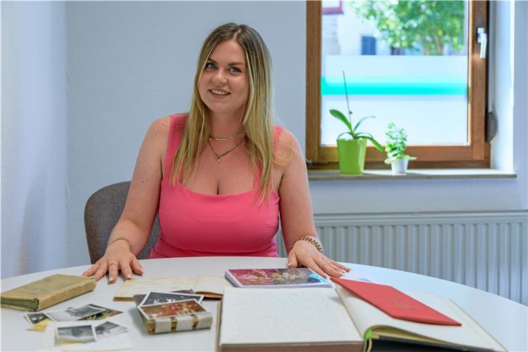 Laura-Sophie Großmann ist davon überzeugt, dass die Vermittlung von individuellen Schicksalen wie demjenigen ihres Großvaters auch im Unterricht wertvoll ist, weil Geschichte so in ihrer Komplexität und Vielfältigkeit erfassbar wird. Fotos: Stefan Bossow
