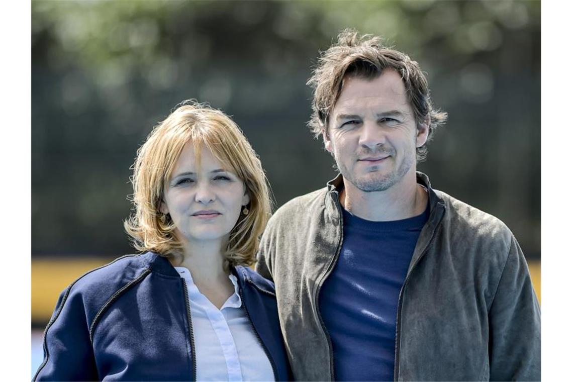 Laura Tonke und Felix Klare, Schauspieler, stehen beim Fototermin am Set des NDR-Krimis „Kein einfacher Mord“. Foto: Axel Heimken