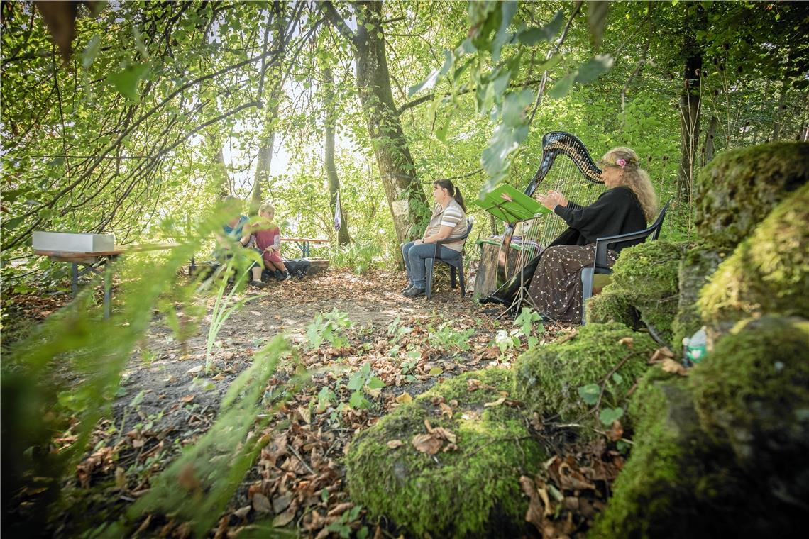 Tour de Landschaft mit vielen Facetten Lauschen und träumen: Der kühle Schatten der Märchenlinde beim Kräuterzentrum Wasenhof war ein schöner Rückzugsort zum Zuhören und Mitsingen. Fotos: A. Becher