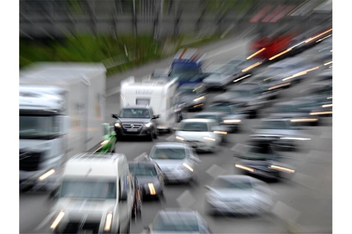 Urlauber strömen an die Küsten - Verkehrschaos bleibt aus Laut ADAC kam es am Samstagmorgen auf der A7 bereits zu Verkehrsbehinderungen (Archiv). Foto: Daniel Reinhardt/dpa