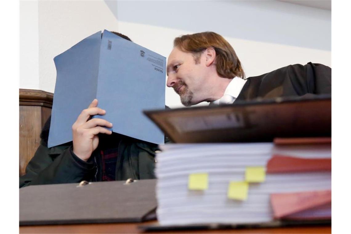 Laut Anklage soll einer der Männer bei dem Rennen auch die linke Gegenspur genutzt und auf 167 Stundenkilometer beschleunigt haben. Foto: Roland Weihrauch/dpa