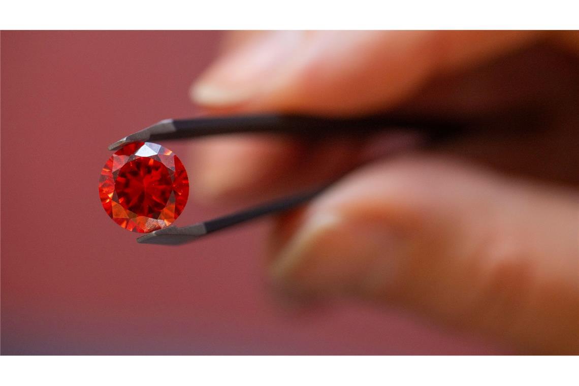 Über den Tod hinaus: Wenn aus Asche ein Gedenkdiamant wird Laut Bestatterverband geht es vor allem darum, den Verstorbenen näher bei sich zu behalten. (Archivbild)