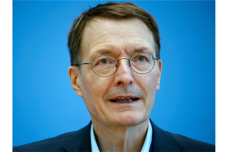 Laut Bundesgesundheitsminister Karl Lauterbach gibt es zahlreiche Regionen, wo Krankenhäuser überlastet sind. Foto: Carsten Koall/dpa