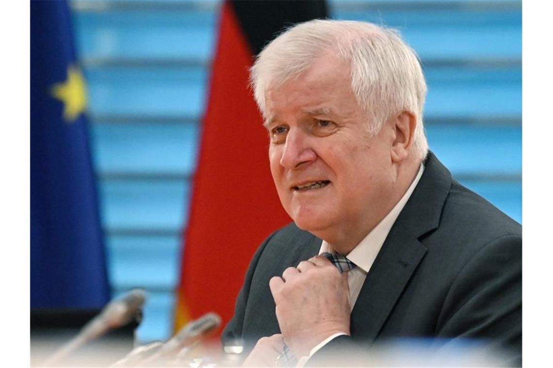 Laut Bundesinnenminister Horst Seehofer teilen sich zehn EU-Staaten die Aufnahme von 400 minderjährigen Flüchtlingen. Foto: John Macdougall/AFP POOL/dpa