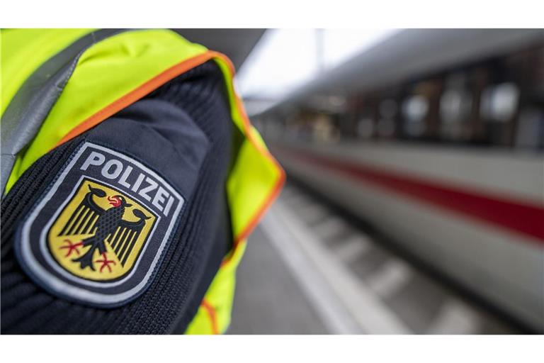 Laut Bundespolizei trugen die Jugendlichen Sturmhauben und filmten sich. (Symbolbild)