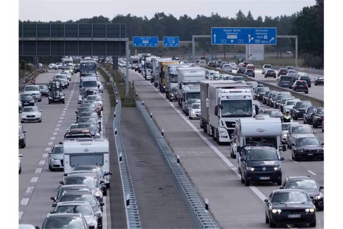 Laut dem Entwurf sollen künftig alle Einreisenden ab sechs Jahren über einen negativen Testnachweis, einen Genesenen-Nachweis oder einen Nachweis einer vollständigen Impfung verfügen müssen - egal von wo und auf welchem Weg sie kommen. Foto: Peter Steffen/dpa