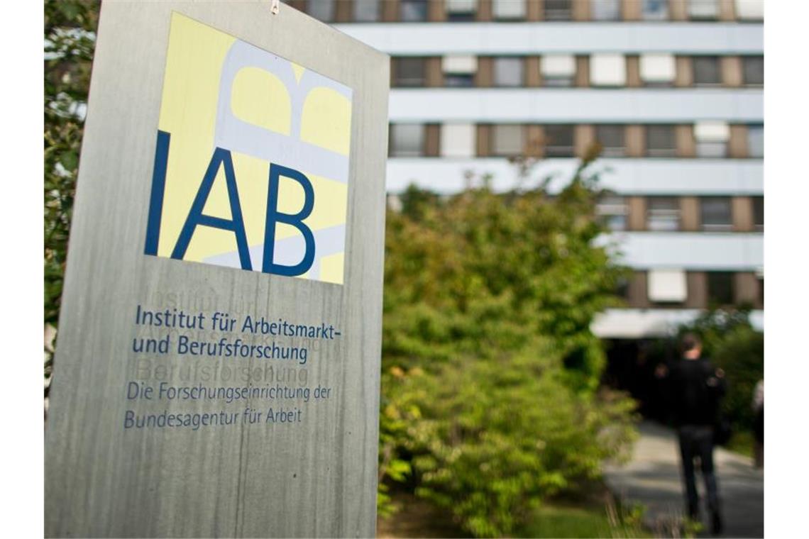 Laut dem Nürnberger Institut für Arbeitsmarkt- und Berufsforschung (IAB) kam im zweiten Quartal auf drei Arbeitslose nur noch eine offene Stelle. Foto: picture alliance / Daniel Karmann/dpa