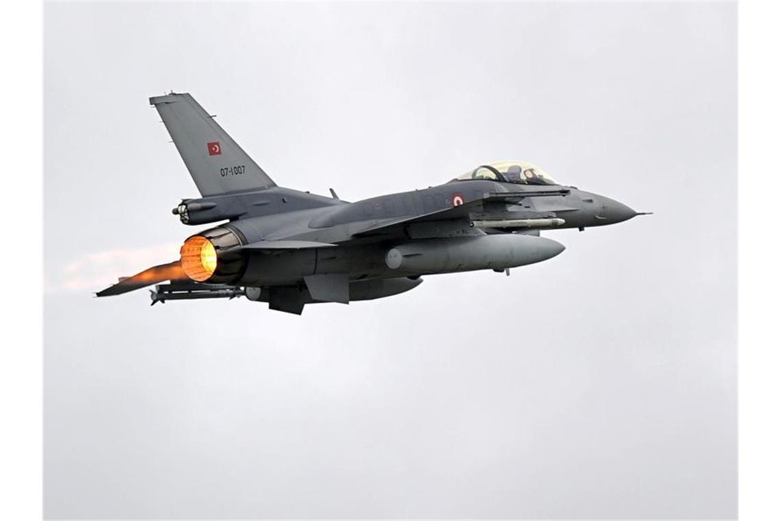 Türkei: Luftangriffe gegen Kurdenmilizen in Syrien und Irak Laut dem türkischen Verteidigungsministerium haben Kampfflugzeuge und bewaffnete Drohnen an der Operation teilgenommen (Archivbild). Foto: Ingo Wagner/dpa