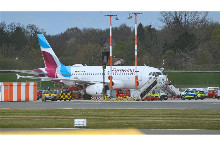 Laut der Flugdatenplattform Flightradar24 war das Flugzeug gegen 13.40 Uhr am Hamburger Flughafen abgehoben, wo es gegen 14.30 Uhr auch wieder landete.