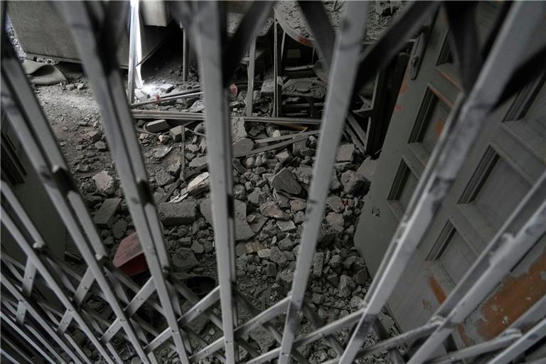 Laut der iranischen Nachrichtenagentur Isna wurden auch Wohngebiete in mehreren Städten sowie Teile Teherans getroffen.