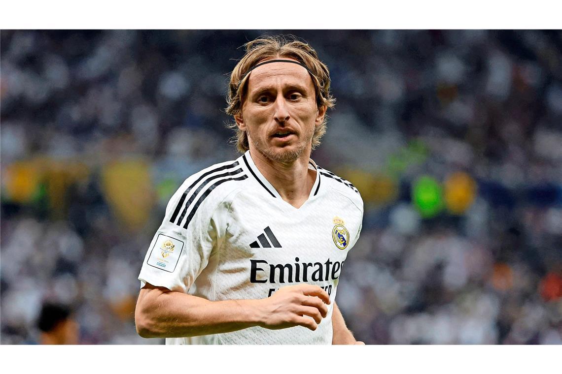 „Neues Kapitel“ – Kroatiens Fußball-Ikone unterschreibt bei AC Mailand Laut der italienischen Presse wird Modric nach einem zweiwöchigen Urlaub Anfang August zu seinen neuen Teamkollegen stoßen.