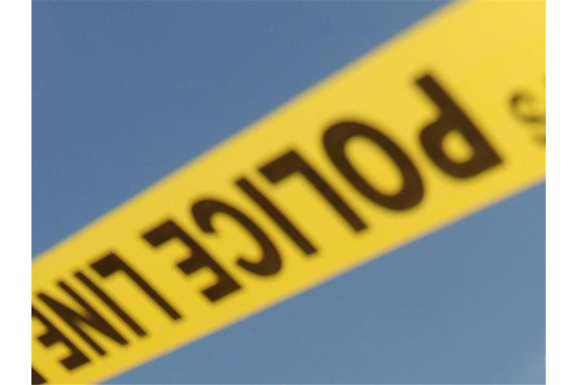 Witwe soll toten Ehemann eingefroren haben Laut der Polizei ist der tote Mann zufällig in der Tiefkühltruhe entdeckt worden. Foto: Michael Reynolds/epa/dpa (Symbolbild)