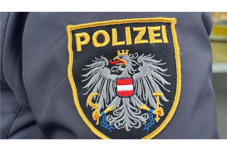 Laut der Polizei stürzte der Mann über einen steilen, felsigen Hang ab. (Symbolbild)