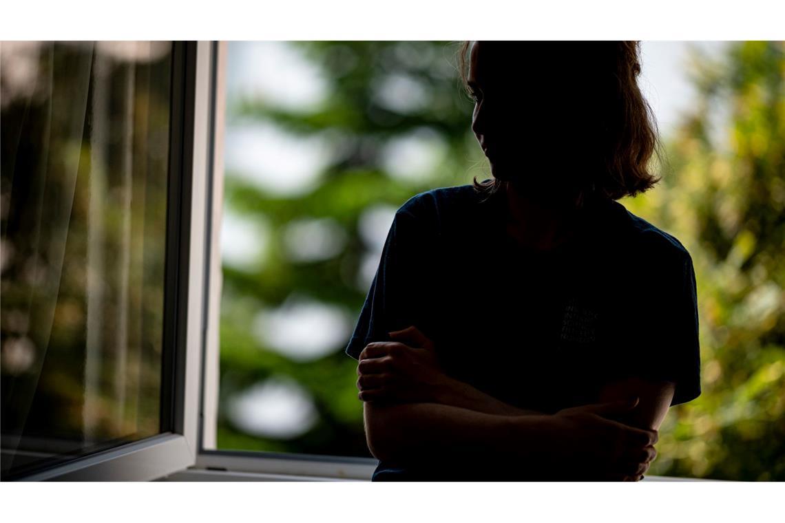 Laut der Statistik leben Frauen etwas häufiger alleine als Männer. (Symbolbild)