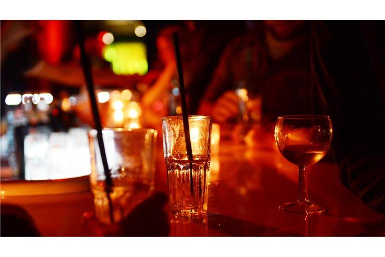 Laut der Studie berichteten Teilnehmende nach dem Ansehen entsprechender Beiträge 73 Prozent häufiger von erhöhter Lust auf Alkohol als Personen, die vergleichbare Videos ohne Alkohol sahen. (Symbolbild)