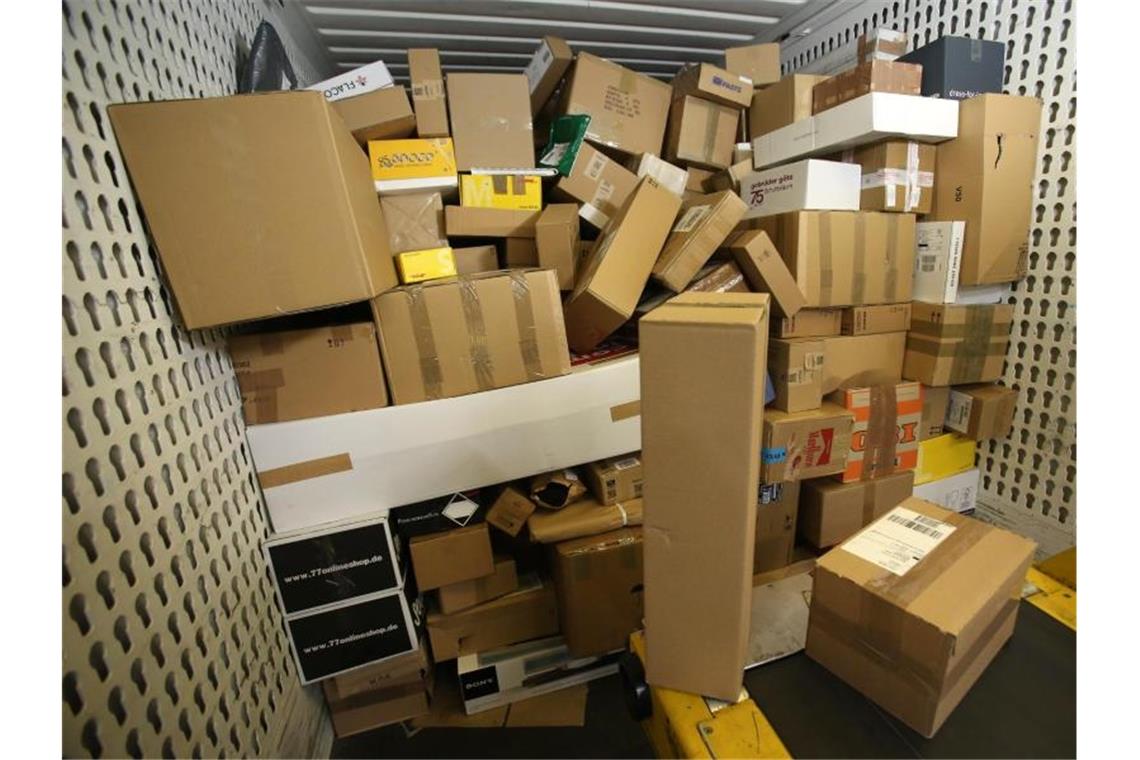 Millionen Online-Retouren landen im Müll Laut der Studie ist es günstiger, die Ware zu entsorgen als sie wiederzuverwerten. Foto: Bernd Wüstneck/dpa-Zentralbild/dpa