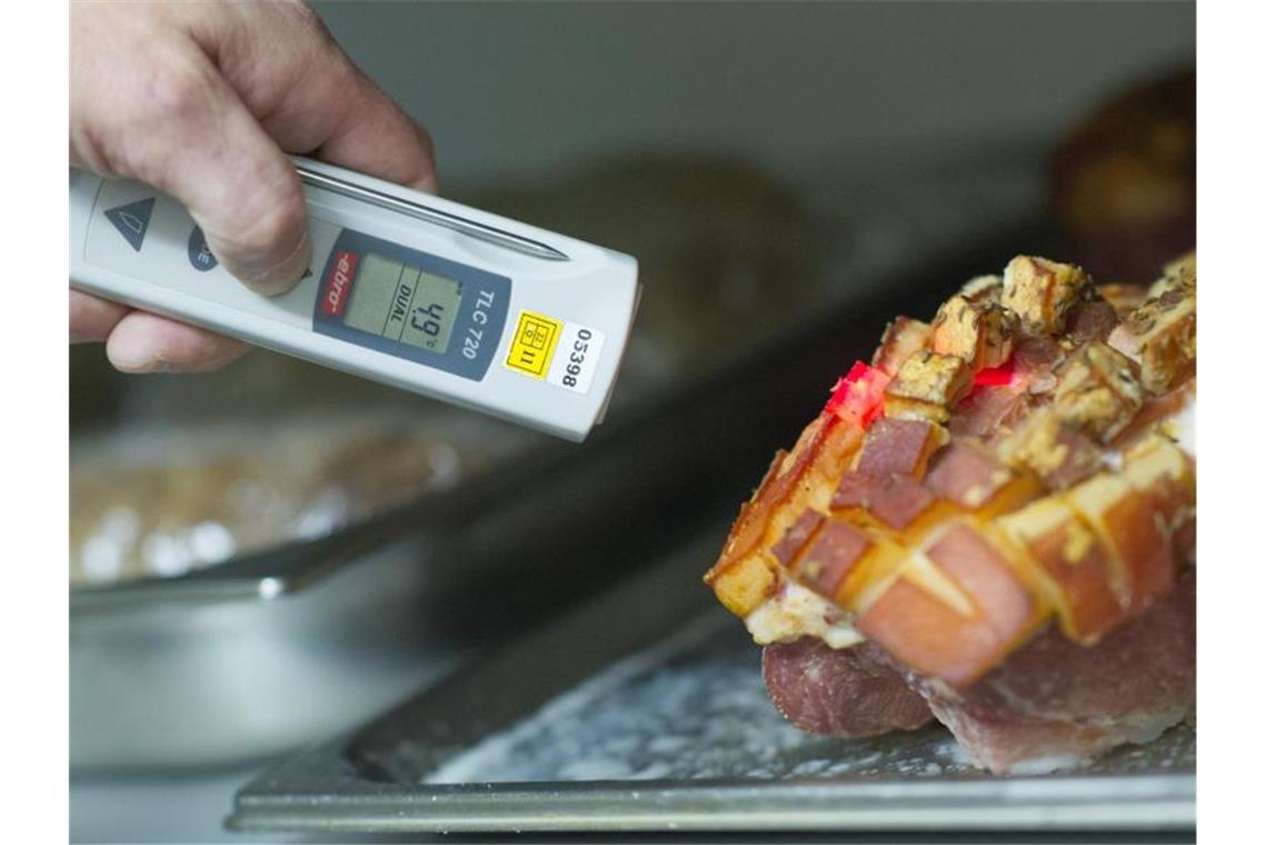 Jede dritte Lebensmittelkontrolle in Deutschland fällt aus Laut der Verbraucherorganisation Foodwatch fällt etwa jede dritte vorgeschriebene Lebensmittelkontrolle in Deutschland aus. Foto: Uwe Anspach/dpa