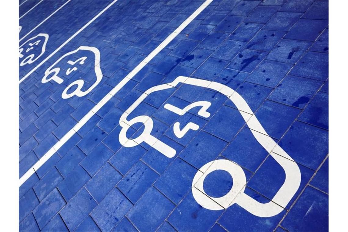 Laut des Verbands der Automobilindustrie hängt Deutschland beim Ausbau der Ladeinfrastruktur für die E-Autos extrem hinterher. Foto: Bernd Thissen/dpa