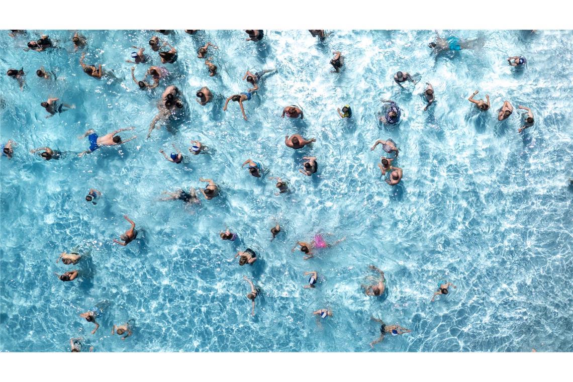 Laut DWD ist der Juli oft der wärmste Monat des Jahres. Für die Frühstarter heißt es bei Hitze: Ab ins Schwimmbad! (Symbolbild)
