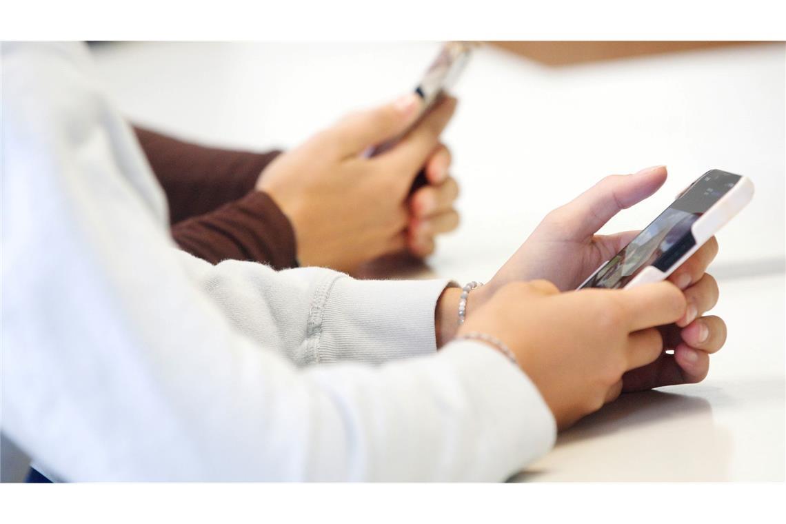 Laut einem CDU-Antrag soll es bundesweit geltende Regeln für den Umgang mit Handys in der Schule geben. (Symbolbild)