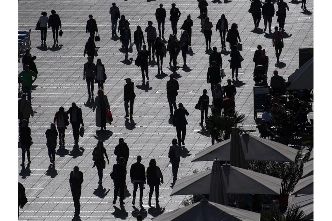 Laut einer aktuellen Studie hat sich die Schere zwischen den Wohlhabenden und den unteren Einkommensgruppen in den vergangenen Jahren noch weiter geöffnet. Foto: Marijan Murat/dpa