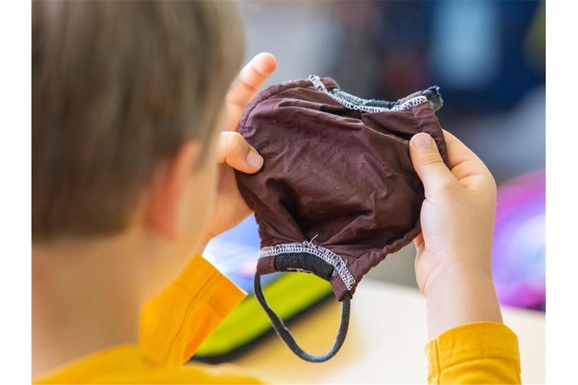 Australische Corona-Studie: Risiko in Schulen gut zu managen Laut einer australischen Studie lässt sich das Corona-Infektionsrisiko an Schulen durch Kontaktverfolgung gering halten. Foto: Robert Michael/dpa-Zentralbild/dpa/Symbolbild