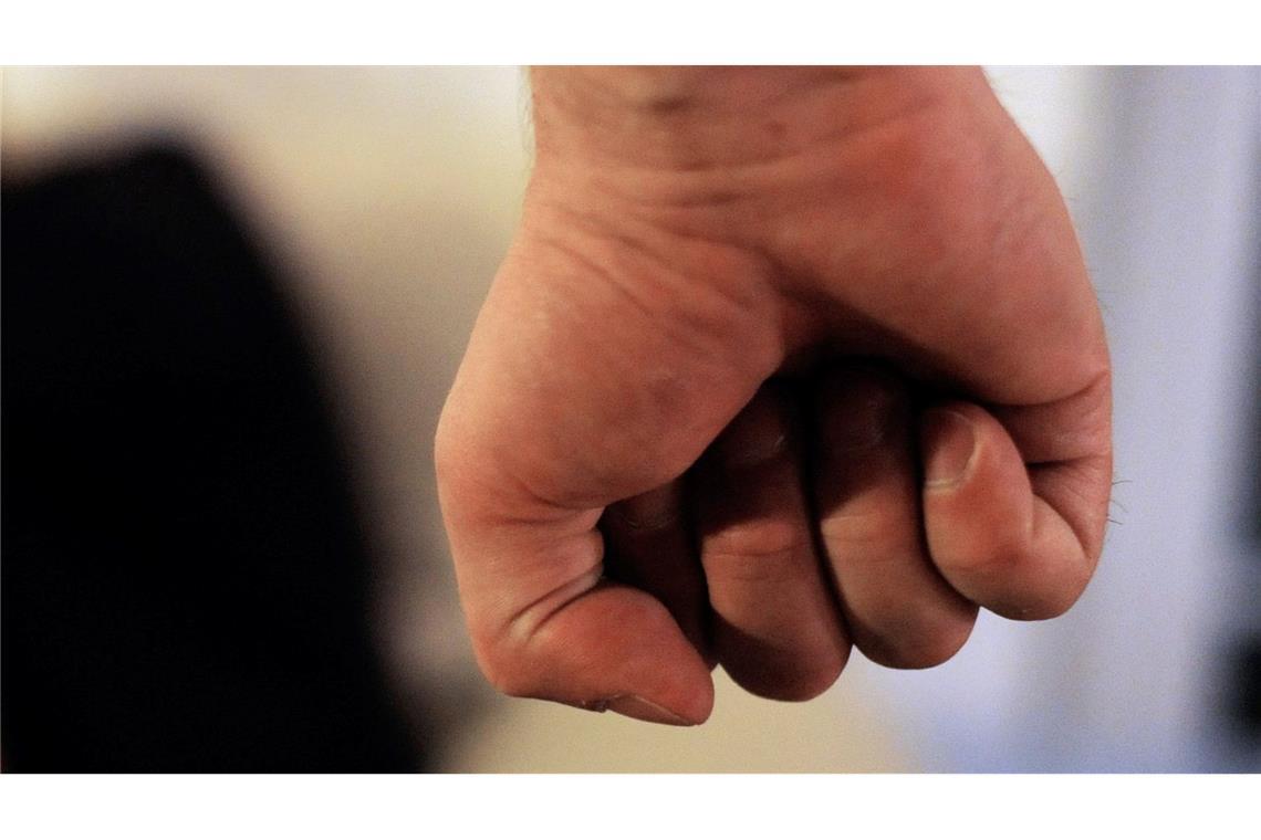 Laut einer Studie der britischen Cambridge-Universität verwenden Täter klare Strategien, um Frauen emotional an sich zu binden und zu verunsichern. (Symbolbild)