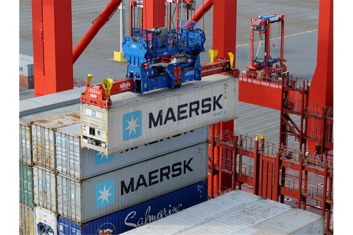 Klimaversprechen großer Firmen führen oft in die Irre Laut einer Studie führen Klimaschutz-Versprechen großer Firmen oft in die Irre. Positiv schneidet demnach der dänische Logistikkonzern Maersk, mit einer „angemessenen Integrität“ ab - gefolgt von Apple, Sony und Vodafone mit „mäßiger“ Integrität. Foto: Ingo Wagner/dpa
