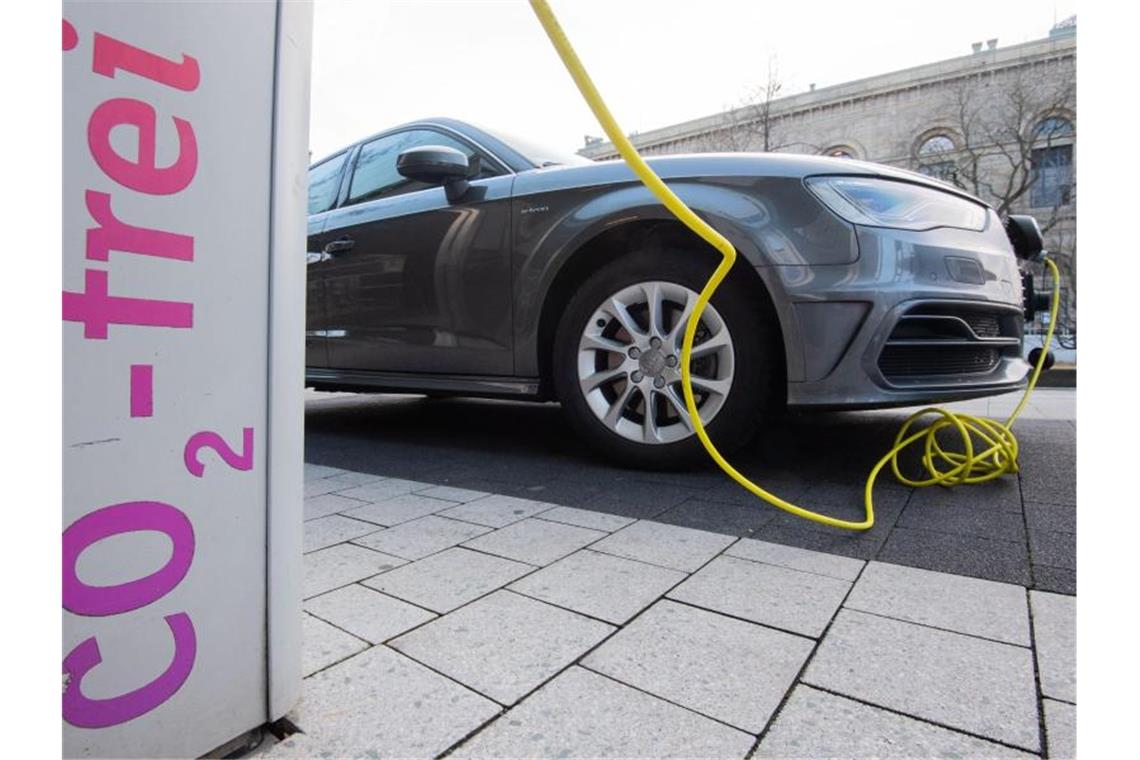 Laut einer Studie könnten im Jahr 2030 weltweit erstmals mehr E-Autos als Verbrenner verkauft werden. Foto: Julian Stratenschulte/dpa