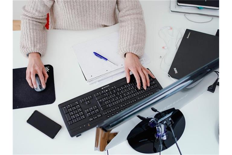 Laut einer Studie sind Frauen eher zu einem Wechsel des Arbeitgebers bereit als Männer. Foto: Uwe Anspach/dpa/Symbolbild
