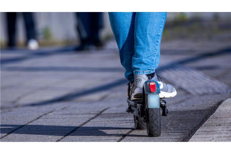 Laut einer Untersuchung verursachen Roller in Privatbesitz weniger häufig Unfälle als Leihroller. (Archivbild)