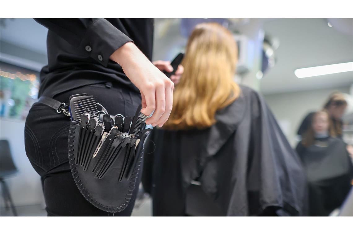 Preise für Friseur-Besuch deutlich gestiegen Laut einer YouGov-Umfrage gibt ein Viertel der Menschen in Deutschland kein Geld für einen Haarschnitt aus. (Archivbild)