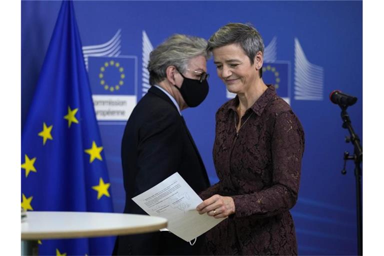 Laut EU-Kommissarin Margrethe Vestager (r) belasten die Sanktionen gegen Moskau die EU-Wirtschaft auch in den kommenden Monaten. (Archivbild). Foto: Virginia Mayo/Pool AP/dpa