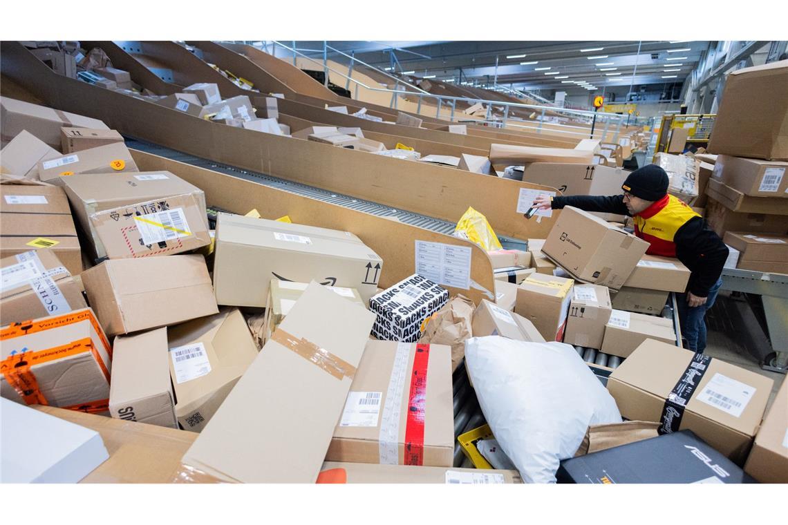 Laut EU-Kommission kamen 2024 täglich rund zwölf Millionen Pakete in der EU an - deutlich mehr als in den beiden Vorjahren. (Symbolbild)