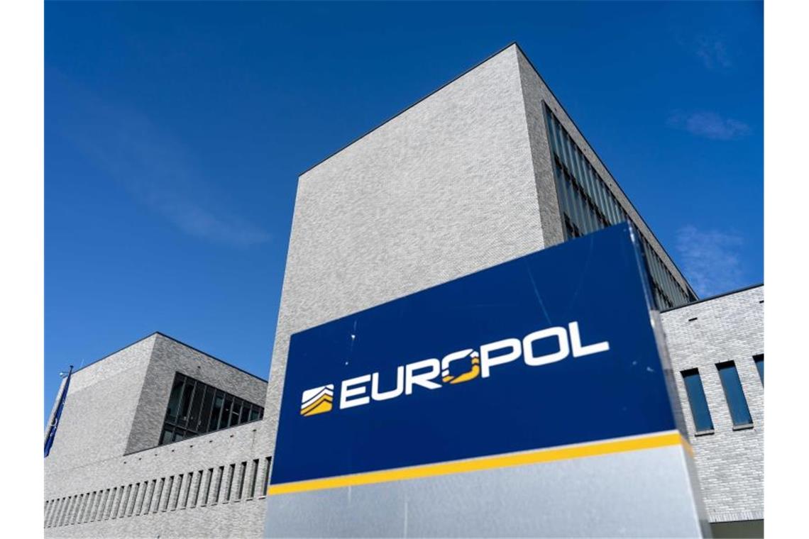 Laut Europol hatten Ermittler über 18 Monate lang Telefongespräche und andere Kommunikation der Banden abgehört. Foto: Jerry Lampen/ANP/dpa