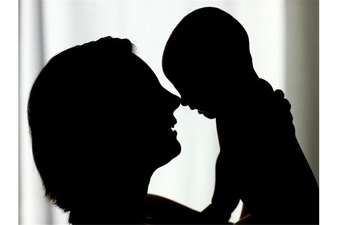 Laut Experten sollten Mütter und Säuglinge kontinuierlich zusammenzubleiben und Hautkontakt durchzuführen. Foto: Patrick Pleul/dpa-Zentralbild/dpa