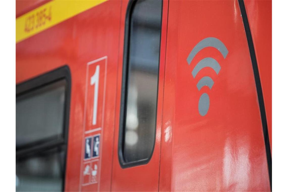 Laut Fahrgastverband Pro Bahn ist die Verfügbarkeit von kostenfreiem WLAN auf Regionalbahn-Strecken unzureichend. Foto: Fabian Sommer/dpa