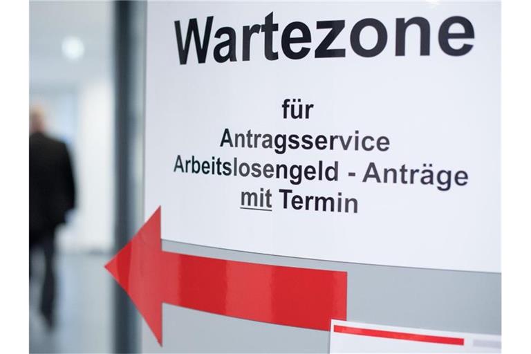 Laut führenden Wirtschaftsforschungsinstituten wird die Arbeitslosenquote auf 5,9 Prozent und die Zahl der Kurzarbeiter auf 2,4 Millionen ansteigen. Foto: Sebastian Gollnow/dpa