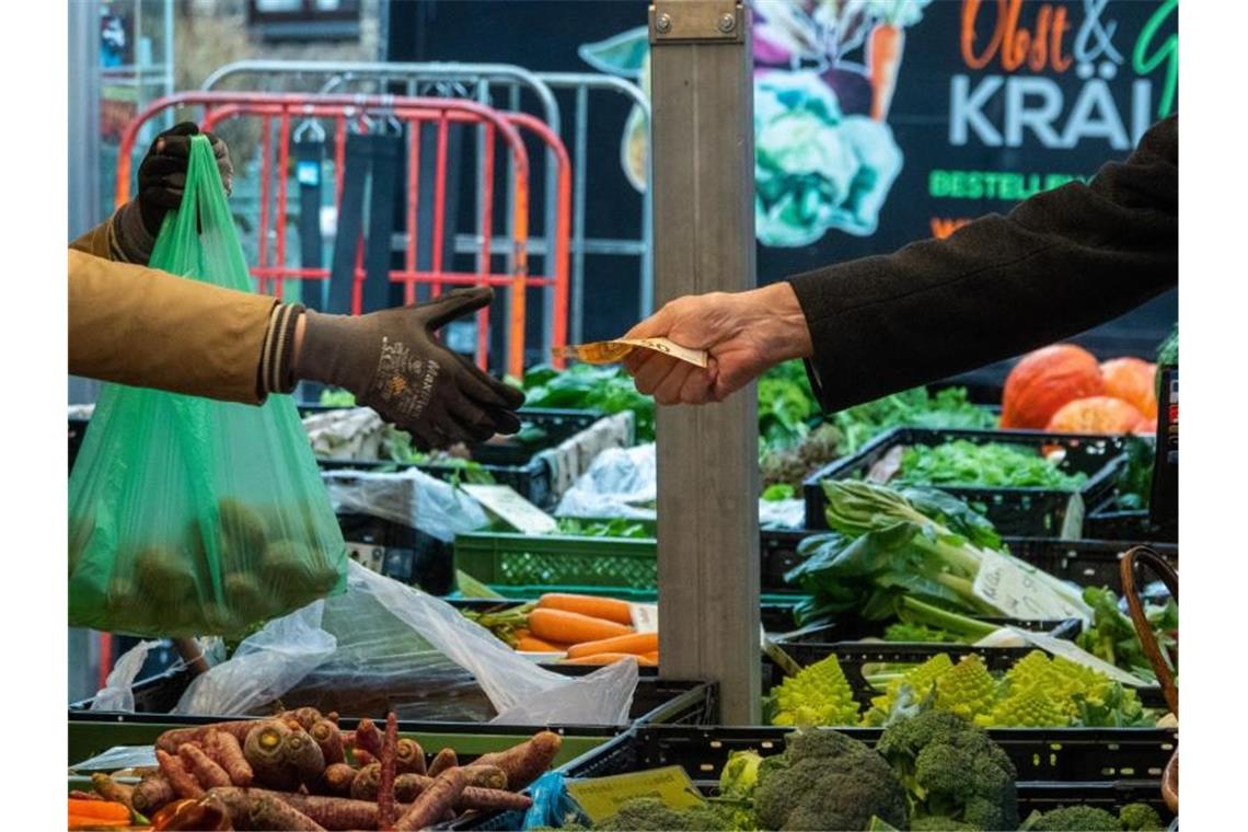 Laut Ifo-Institut müssen sich Verbraucher auf weiter steigende Preise einstellen. Foto: Demy Becker/dpa