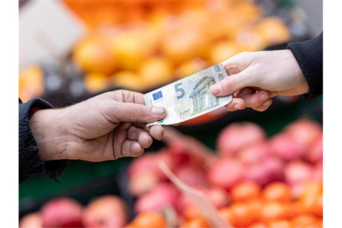 Ifo: Fast die Hälfte der Unternehmen will Preise erhöhen Laut Ifo-Institut werden viele Unternehmen aufgrund höherer Energie- und Beschaffungskosten ihre Preise erhöhen. Foto: Moritz Frankenberg/dpa